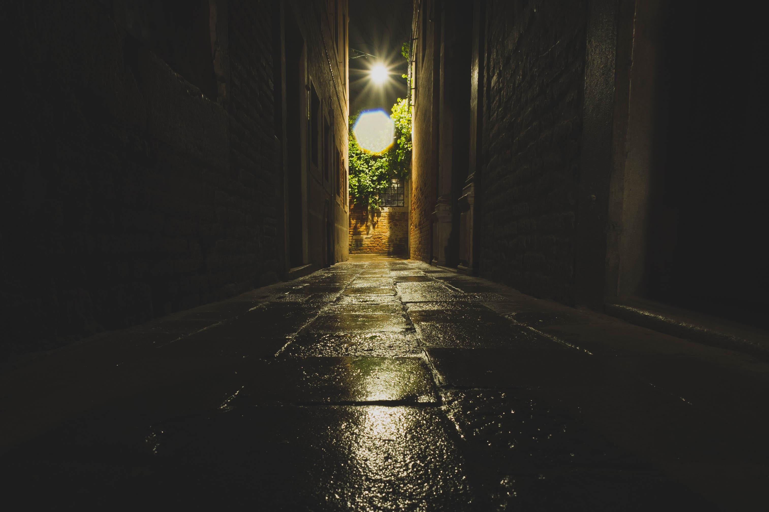 Empty rain. Темная улица. Темный переулок. Тёмная улица фон. Переулок ночью дождь.