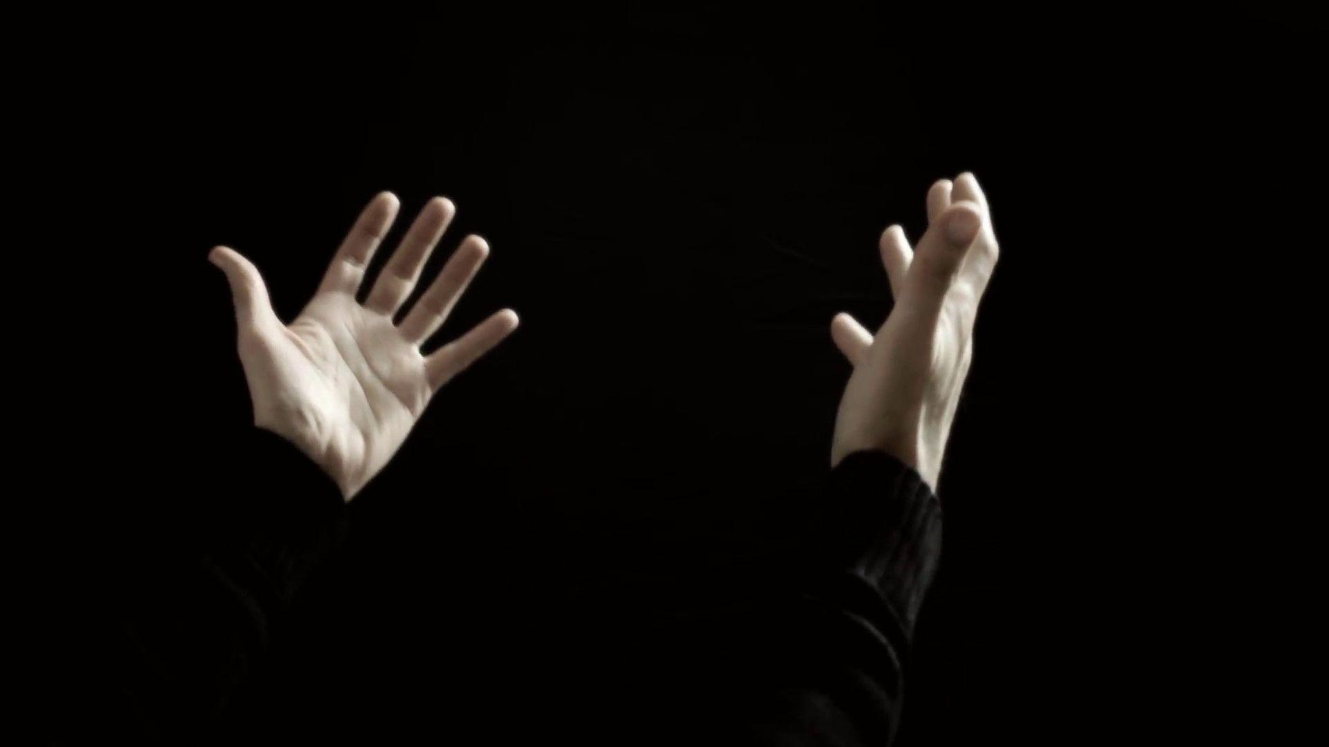 Сонник черные руки. Руки на черном фоне. Черная рука. Чёрная рука на белом фоне для видеомонтажа.