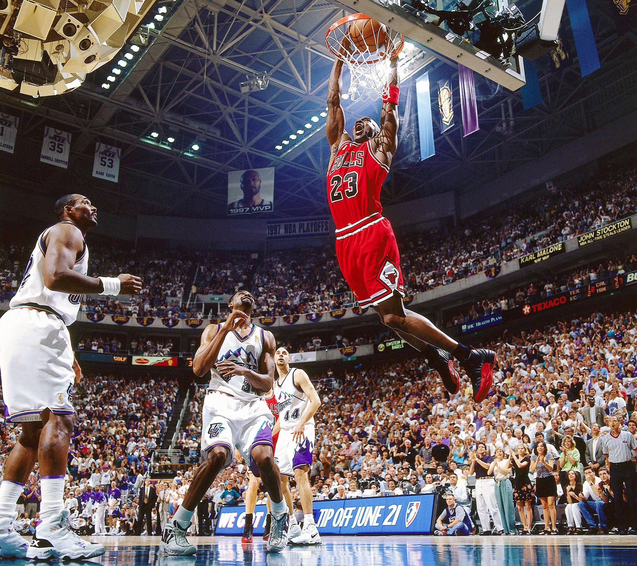 2160x1920 Michael Jordan Dunks Wallpaper