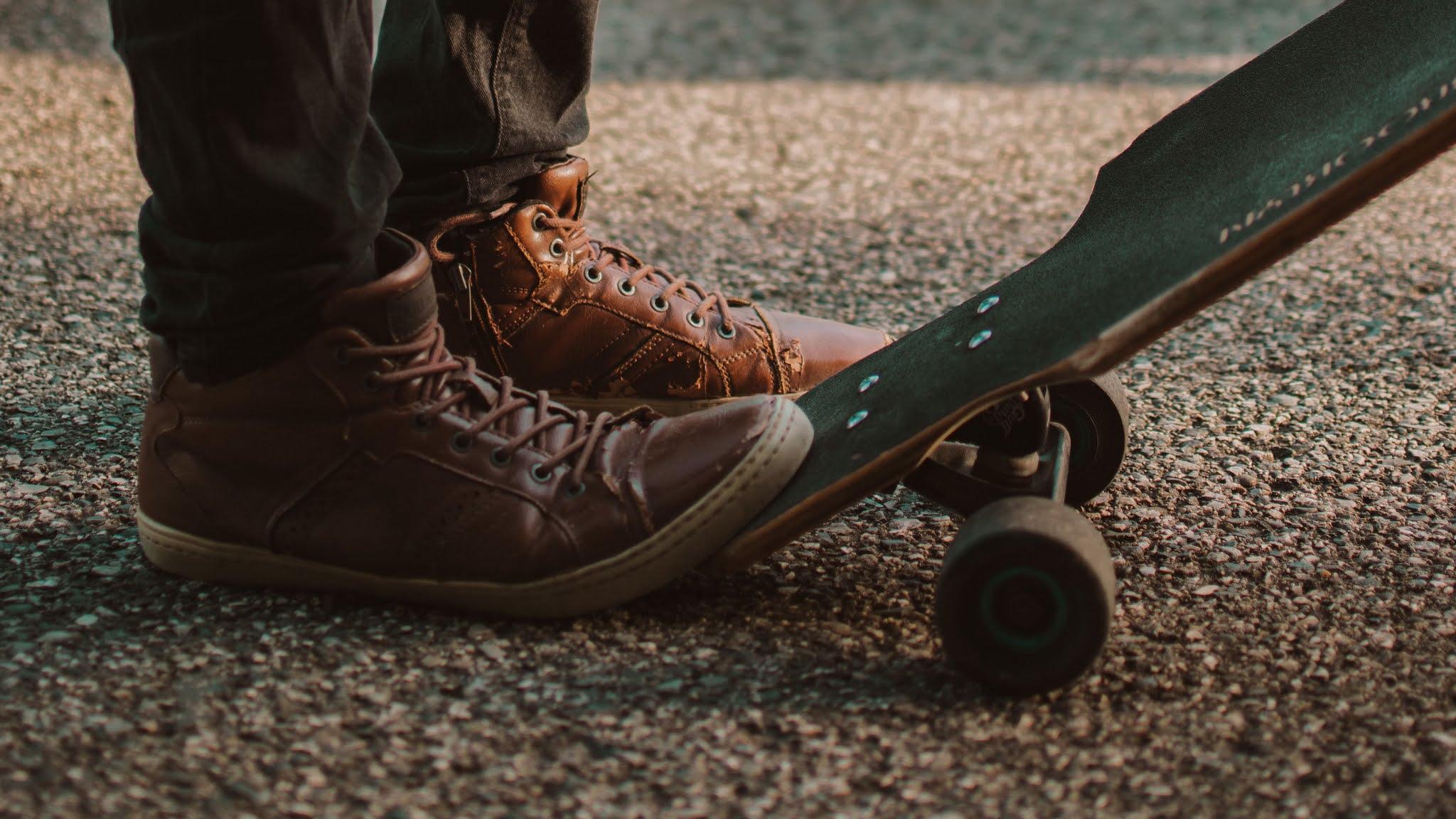 2048x1152 Skateboard With Longboard Wheels Photo