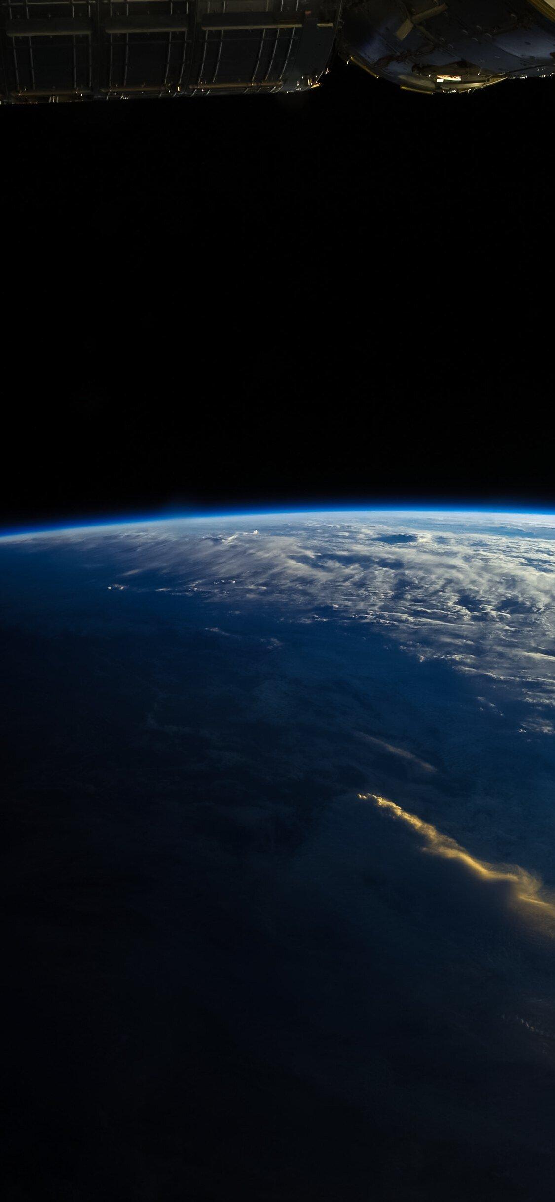 1125x2436 Earth from ISS
