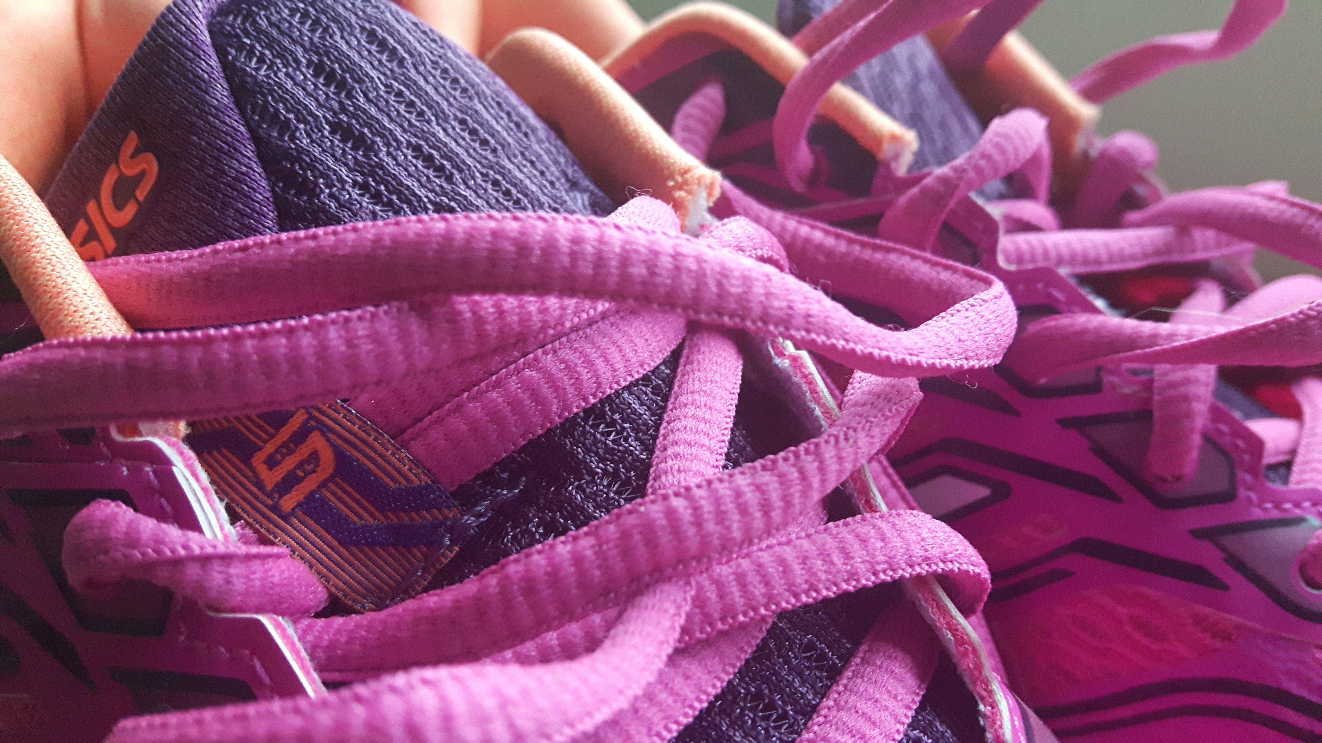 4608x2592 Purple Shoes Wallpaper