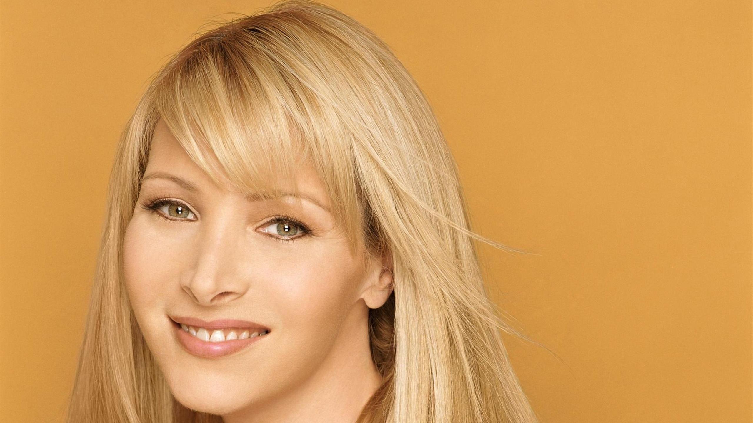 2560x1440 Lisa Kudrow Wallpaper