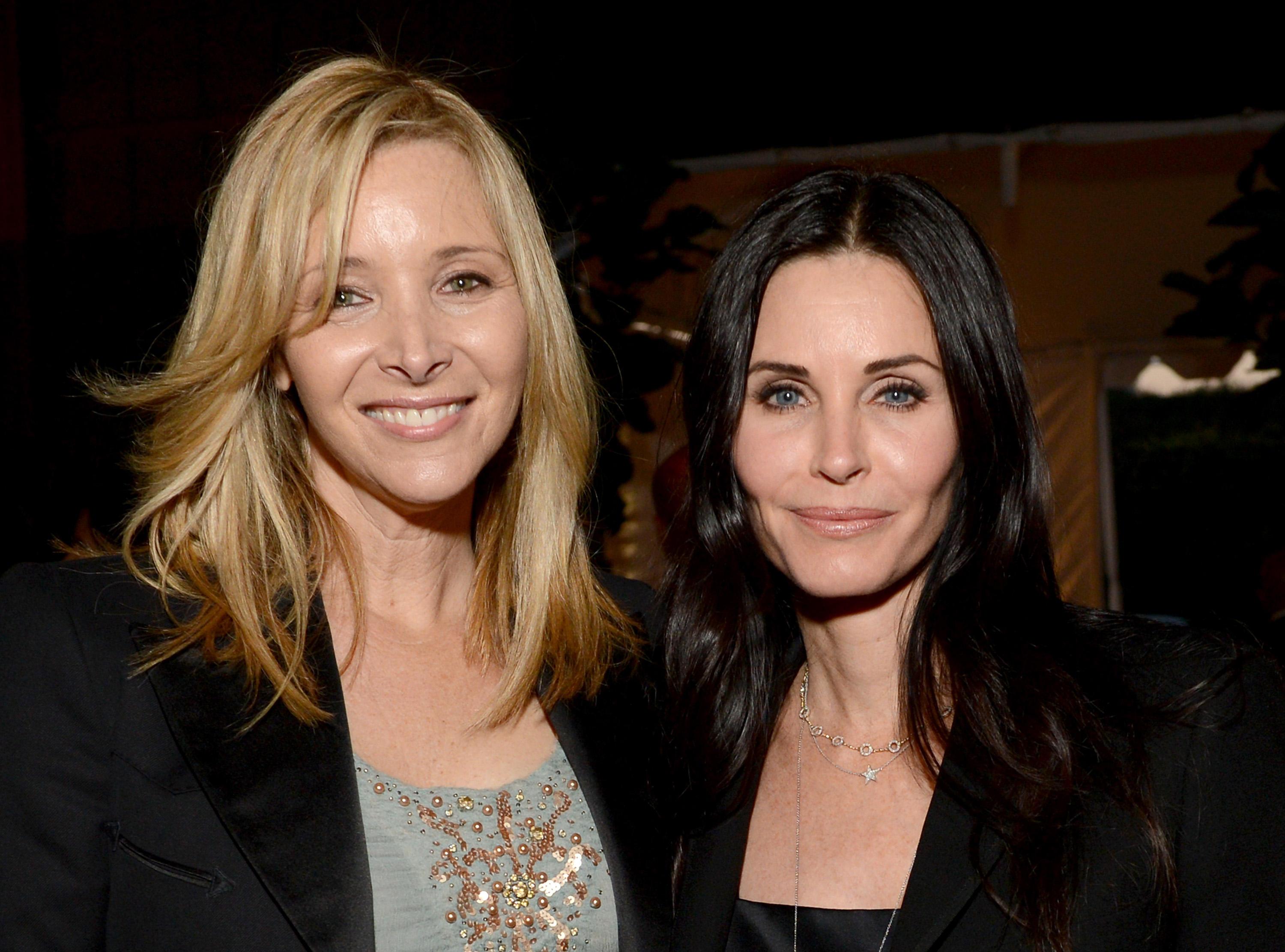 3000x2223 Courteney Cox and Lisa Kudrow play “Friends” trivia on Celebrity Name Game