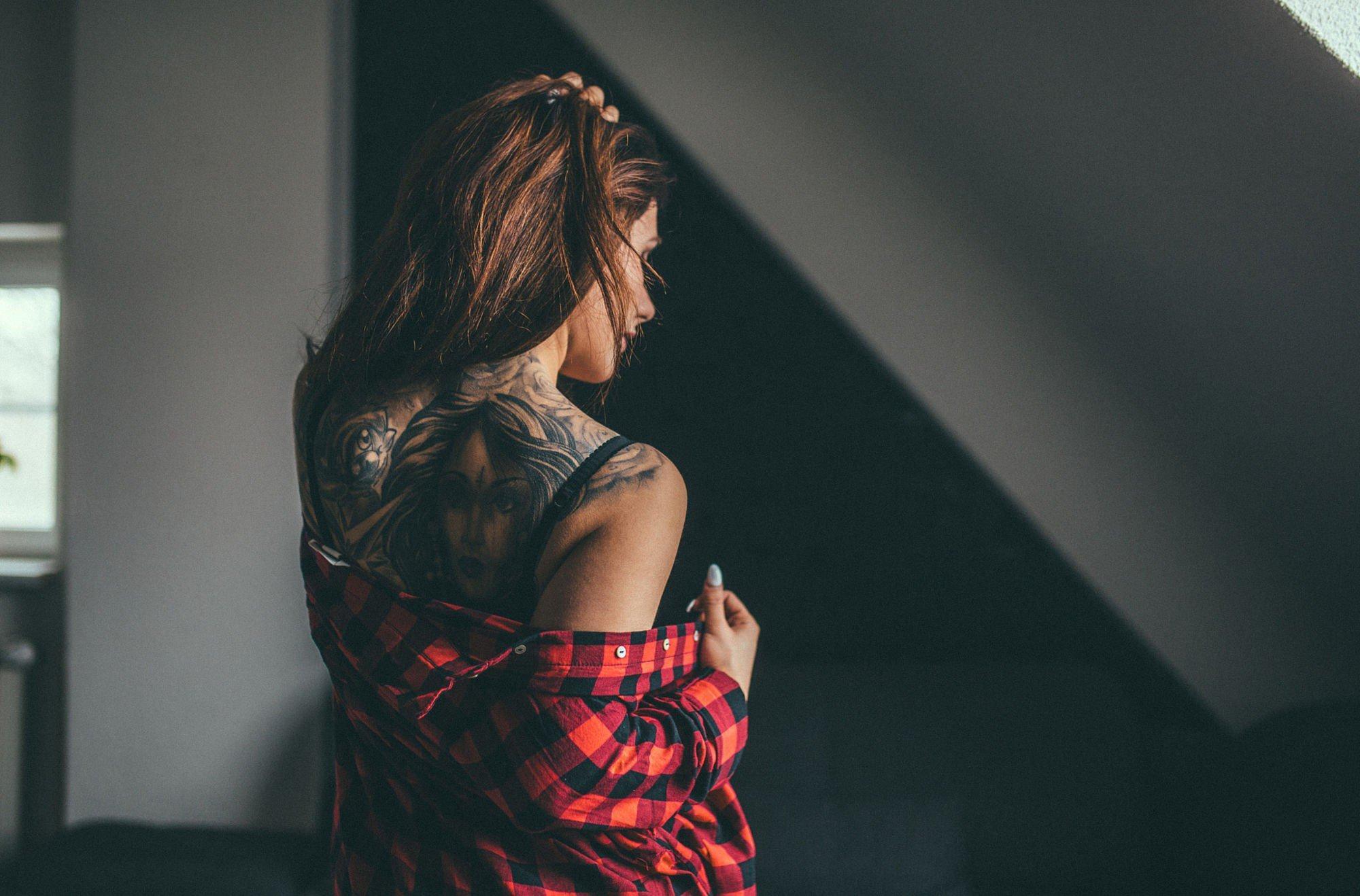 2000x1318 Tattoo Girl Wallpaper