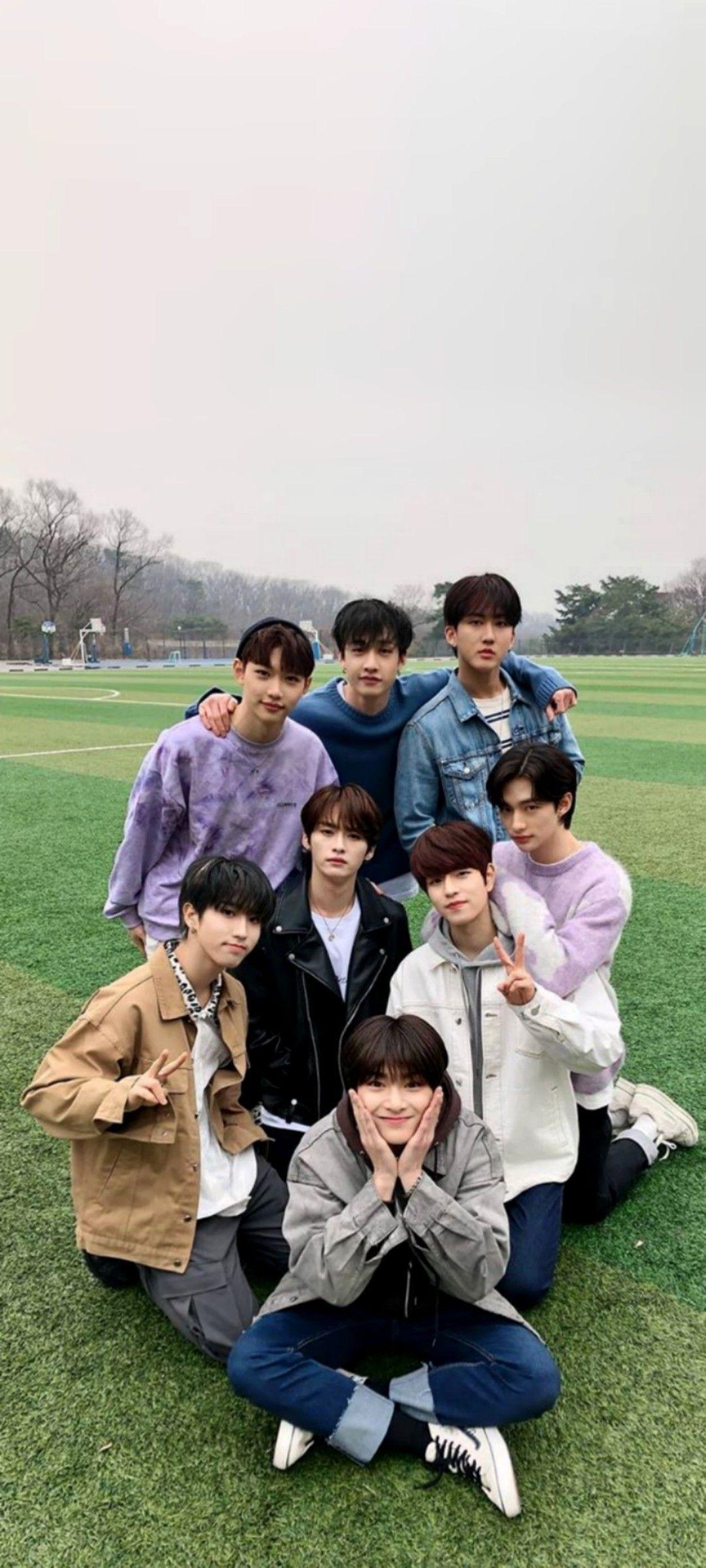 1080x2400 Stray Kids Ot8 Wallpaper