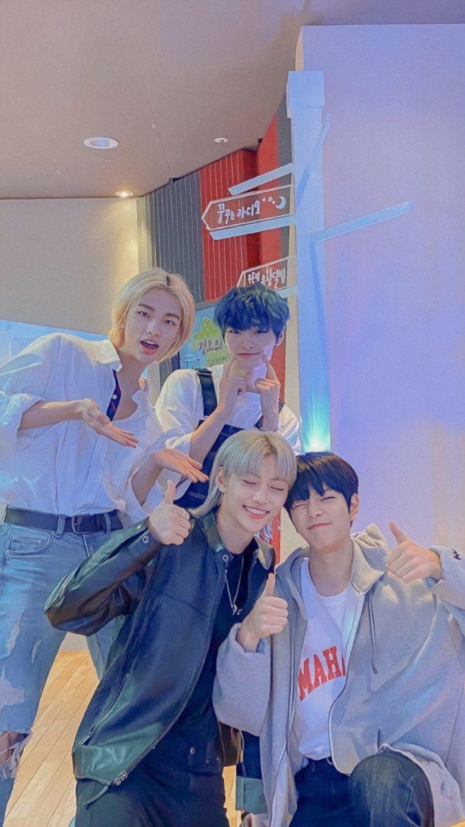 675x1200 Stray Kids Back Door Wallpaper