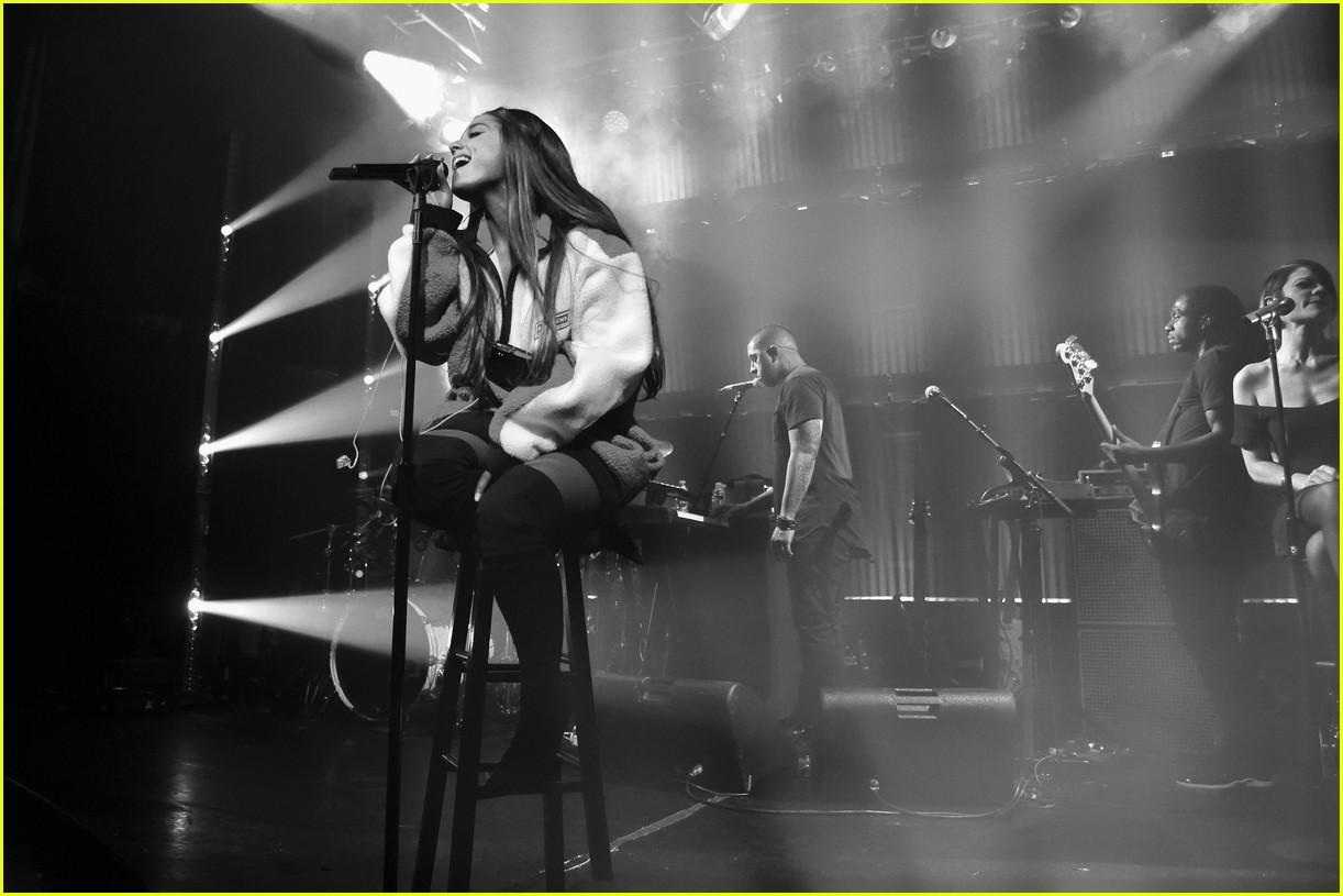 1222x815 Ariana Grande Performs 'Sweetener Sessions' Concert in New York City!: Photo 4132511. Ariana Grande, Pete Davidson Picture