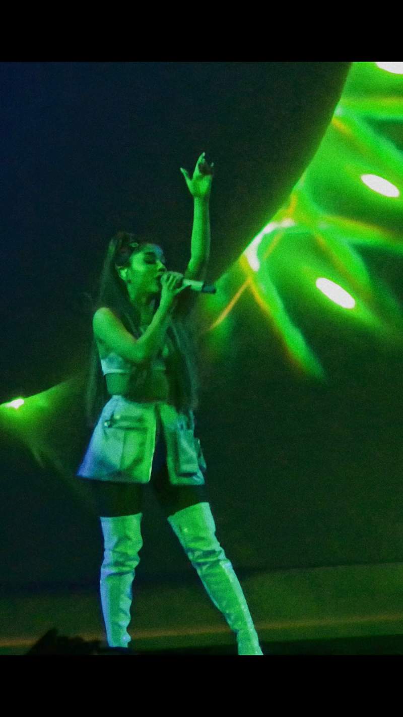 800x1422 Ariana Grande Concert & Tour Photo