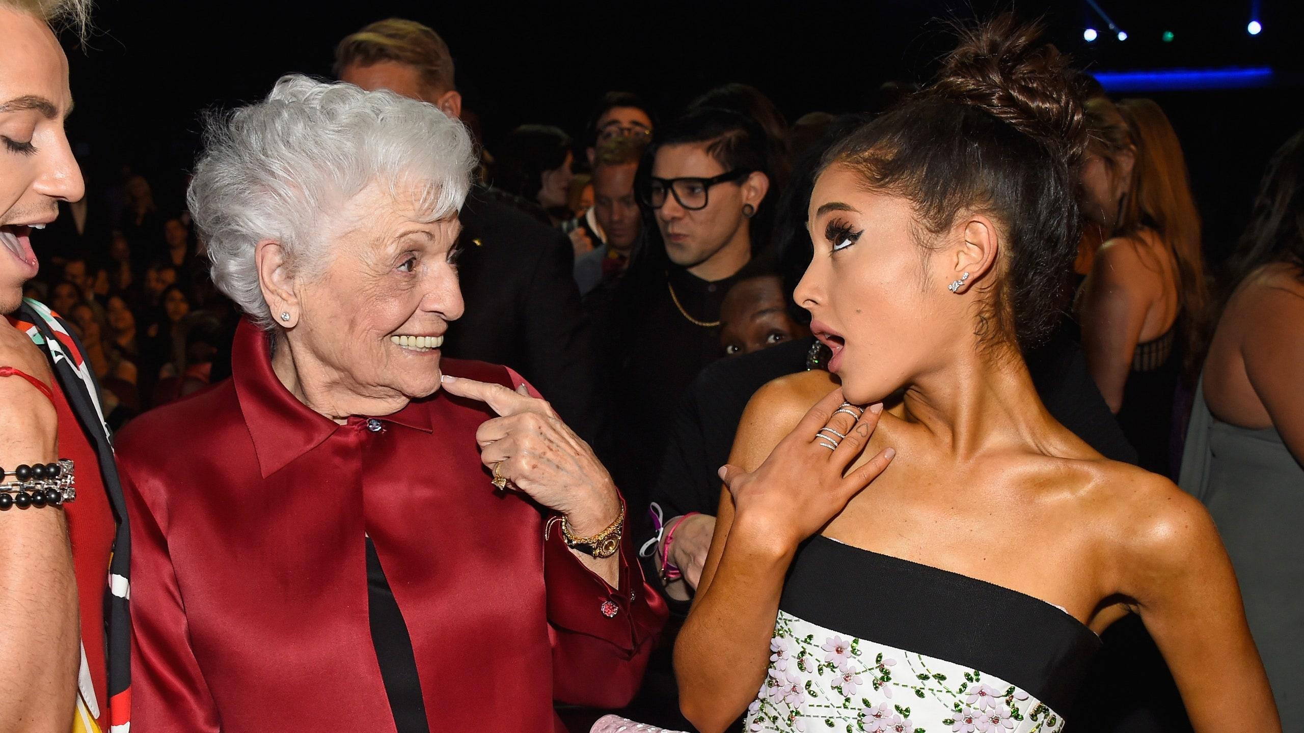 2560x1440 Ariana Grande's Grandmother Reacts at Concerts in Fan Photo