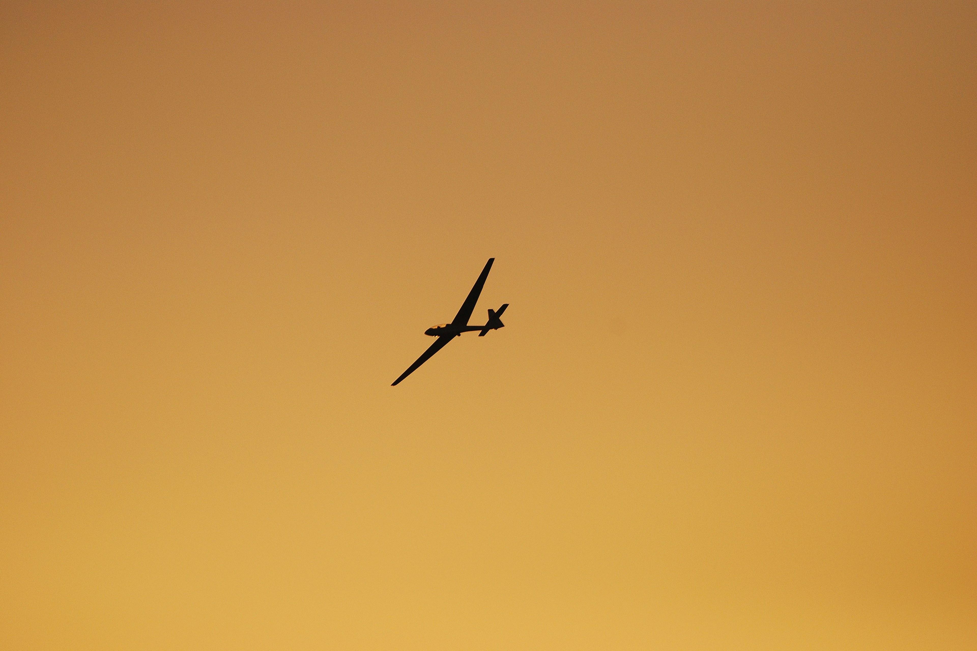 3840x2560 Glider Wallpaper
