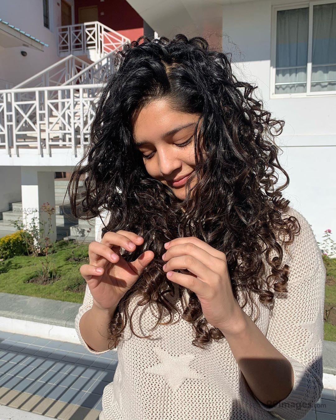1080x1349 Ritika Singh Beautiful Photo & Mobile Wallpaper HD (Android IPhone) (1080p) (png Jpg) (2021)