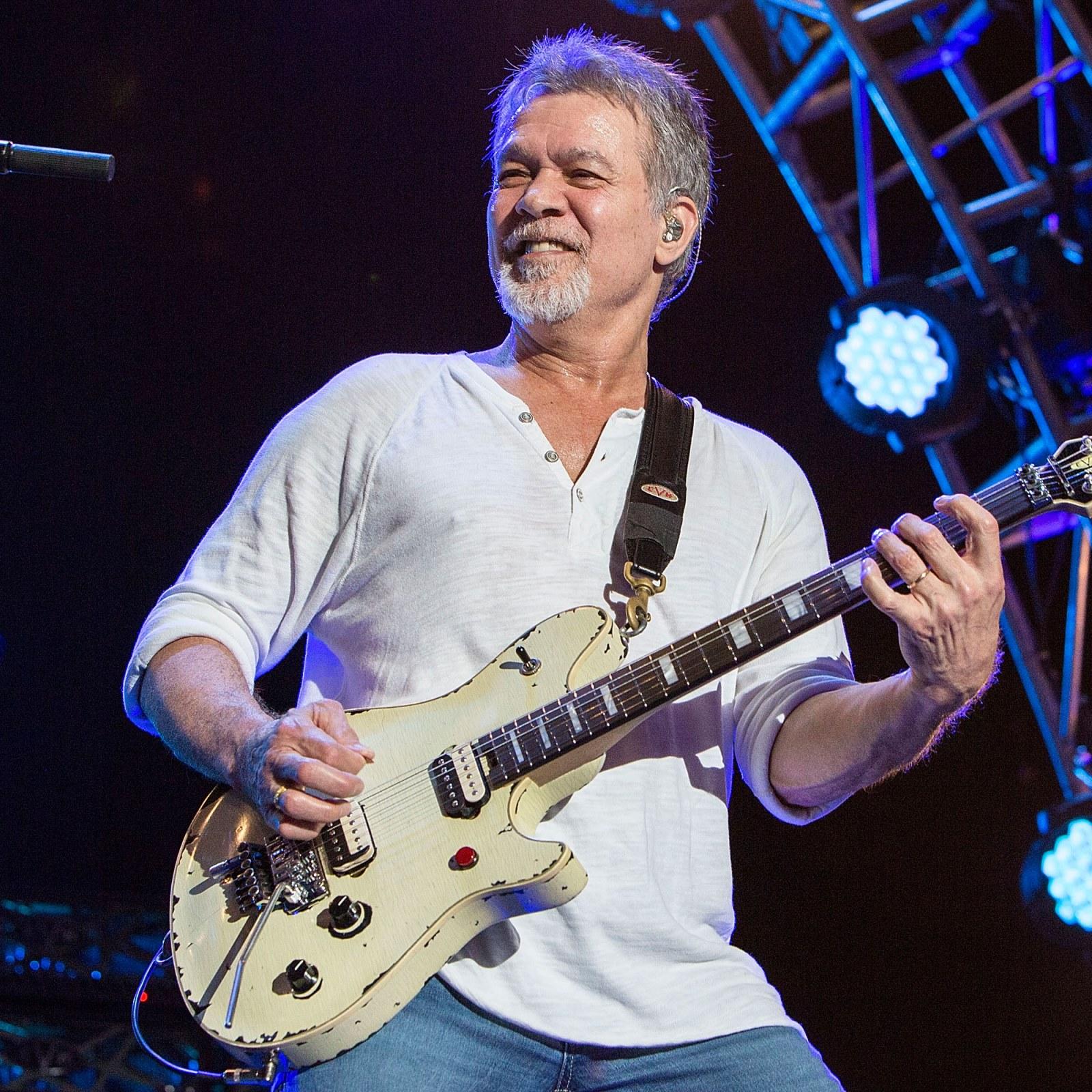 1600x1600 Picture of Eddie Van Halen Graciously Taking Pic for Oblivious 'Tool' Fan Resurfaces