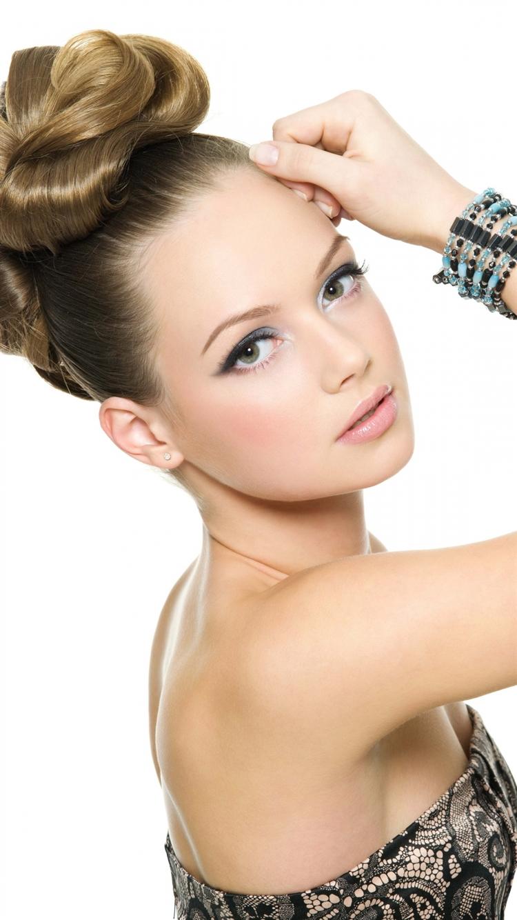 750x1334 Blonde Hair Makeup Face Model iPhone 8 Wallpaper Free Download
