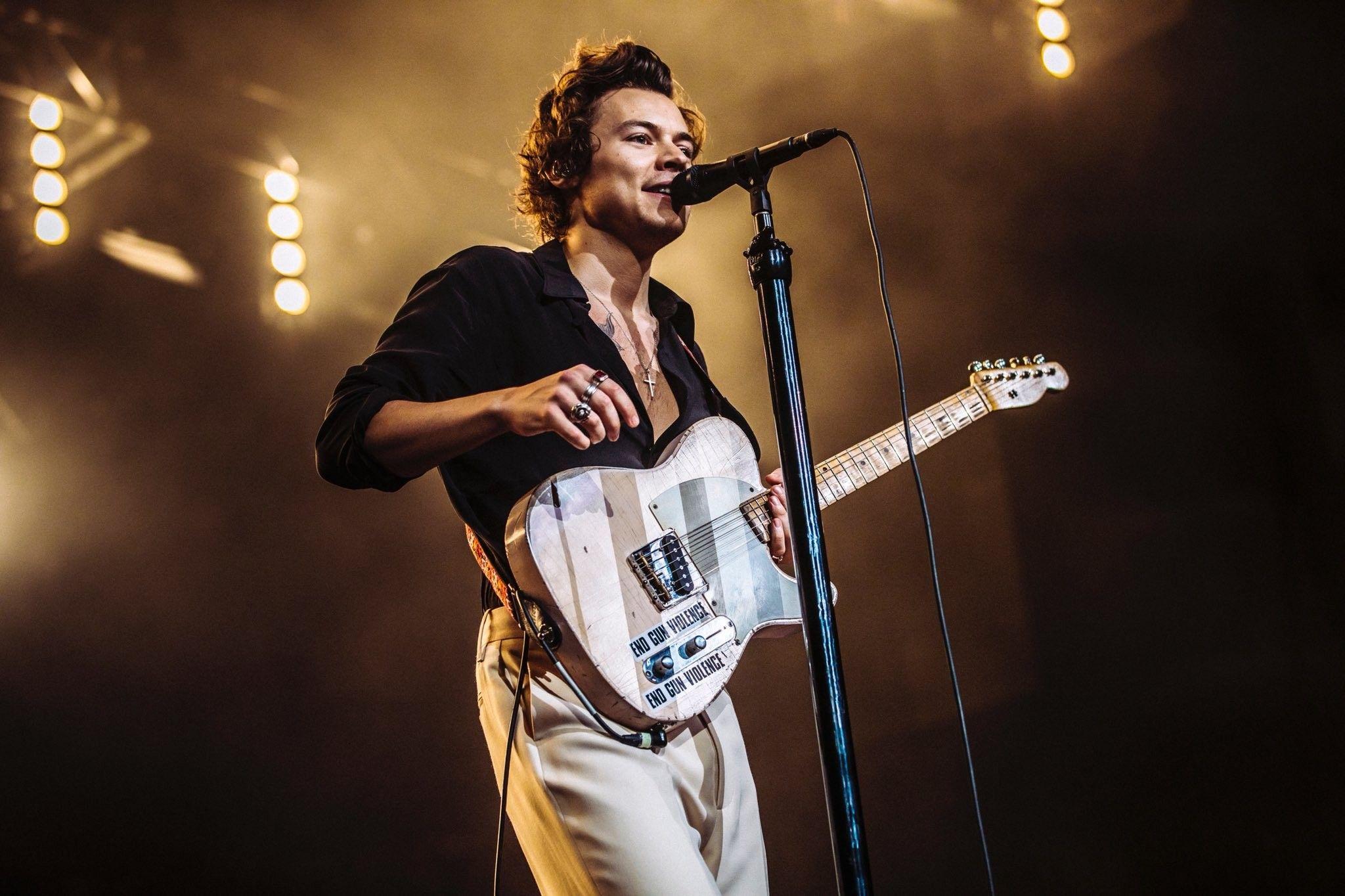 2048x1364 Macbook Wallpaper Aesthetic Harry Styles Desktop Wallpaper
