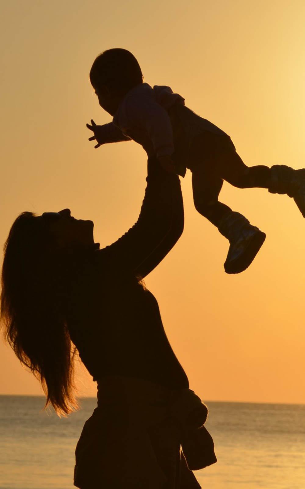 1000x1600 Mother Baby Love Sunset 4K Ultra HD Mobile Wallpaper