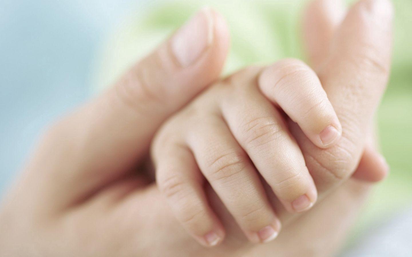 1440x900 Download wallpaper 1440x900 mom, close up, child, baby, children, hand widescreen 16:10 HD background
