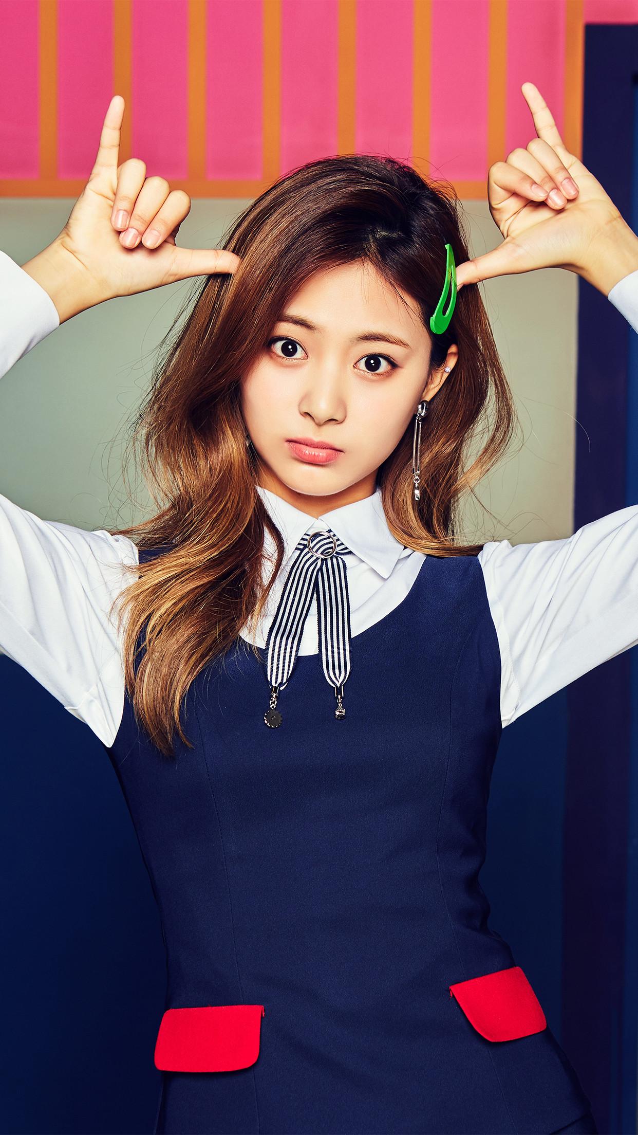 1242x2208 Lockscreen iPhone Tzuyu Wallpaper