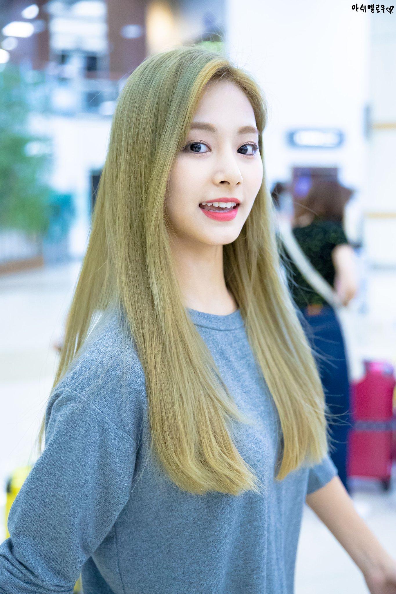 1365x2048 Wallpaper Heaven: Chou Tzuyu at the airport