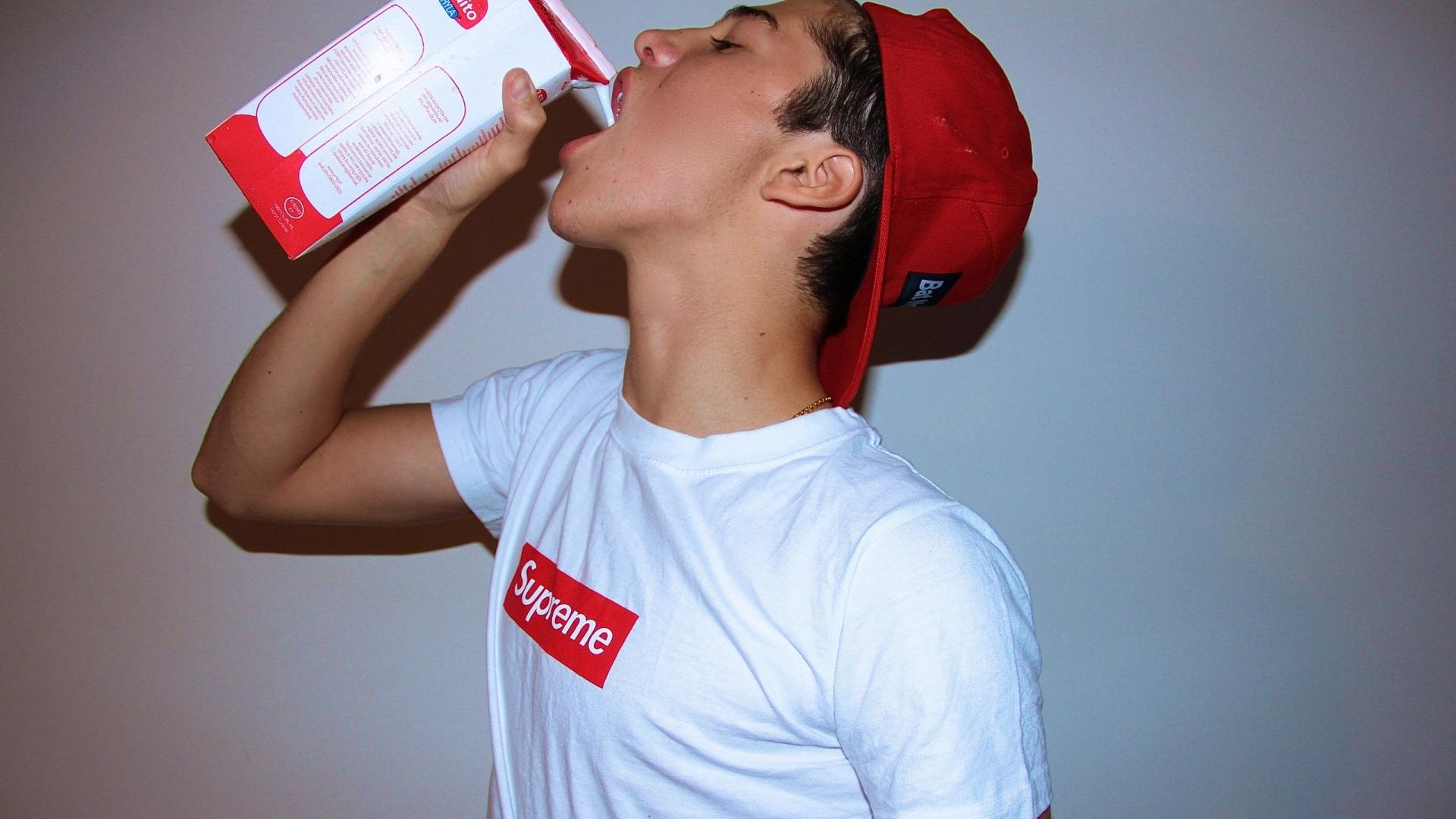 1920x1080 Supreme Milk Baseball Cap Simple Background Wallpaper:1920x1080