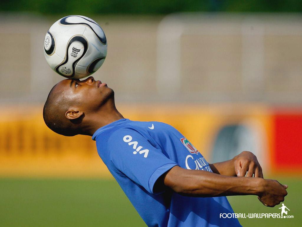 1024x768 Asian42: Robinho Wallpaper