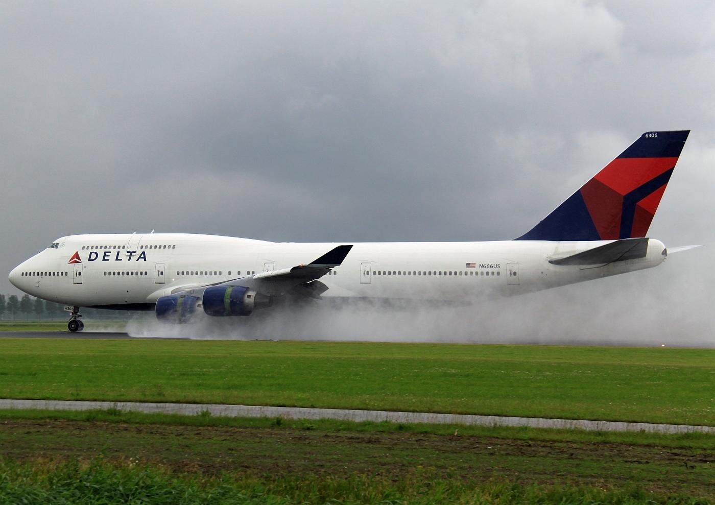 1400x989 B747 400 Delta, B747 Delta Airlines, B747 Wet Landing