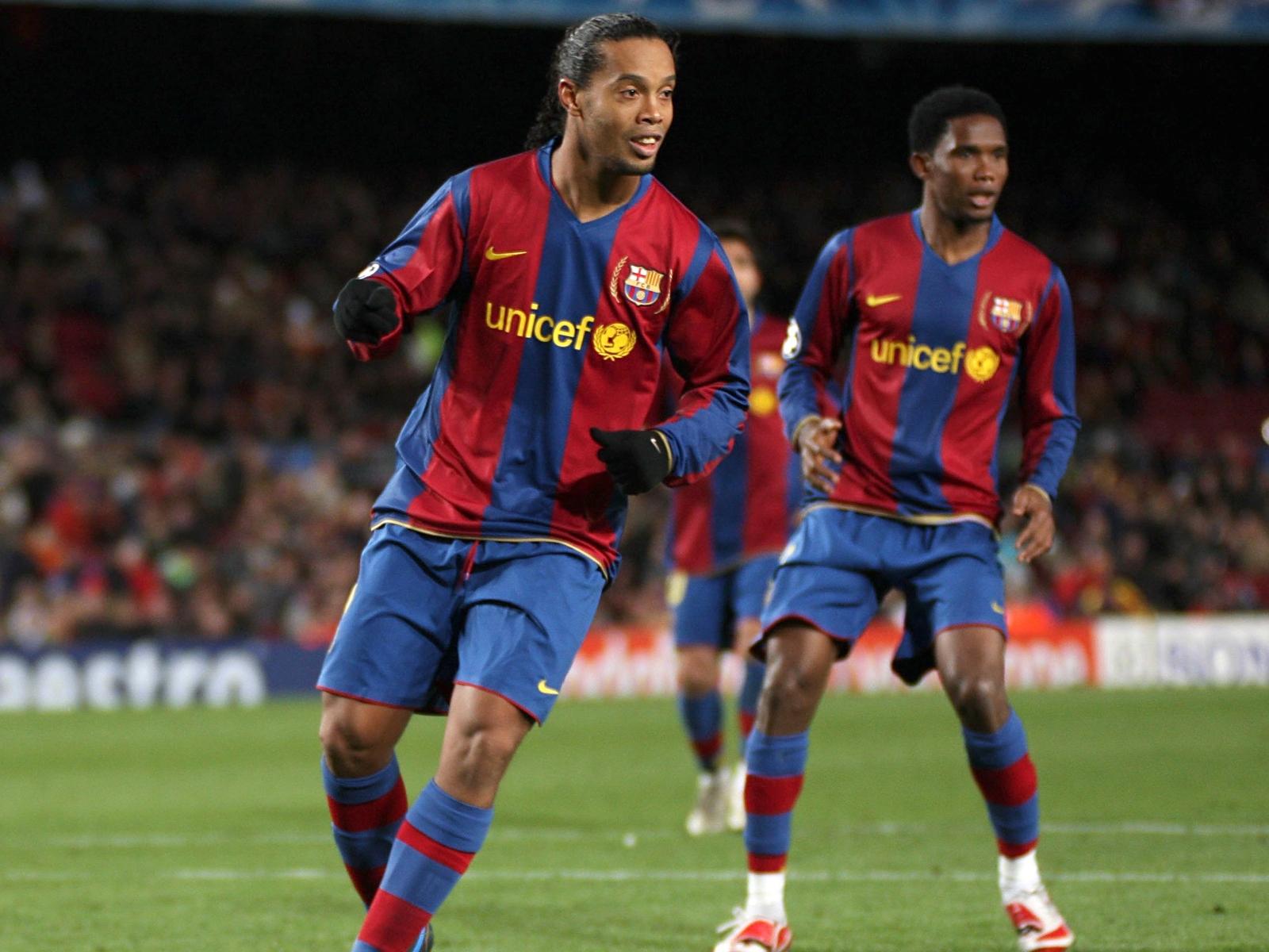 1600x1200 Eto'o sends emotional message to Ronaldinho in jail.M. News