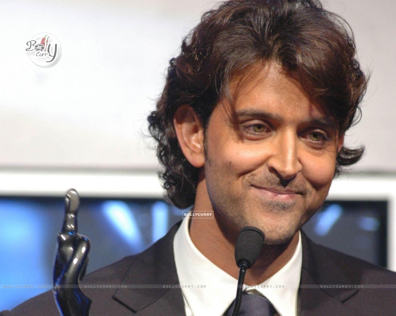 1280x1024 Wallpaper Roshan walked away with the best actor award for Dhoom 2 at the 52nd Filmfare awards function size:1280x1024