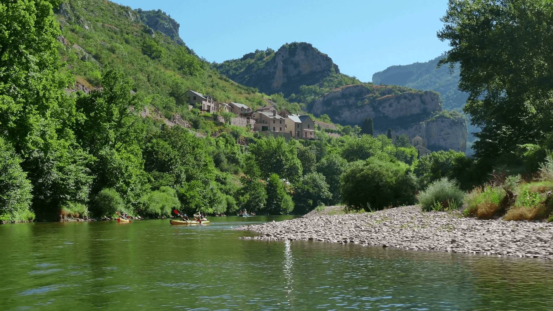 1920x1080 People with kayak on river Tarn in southern France. View