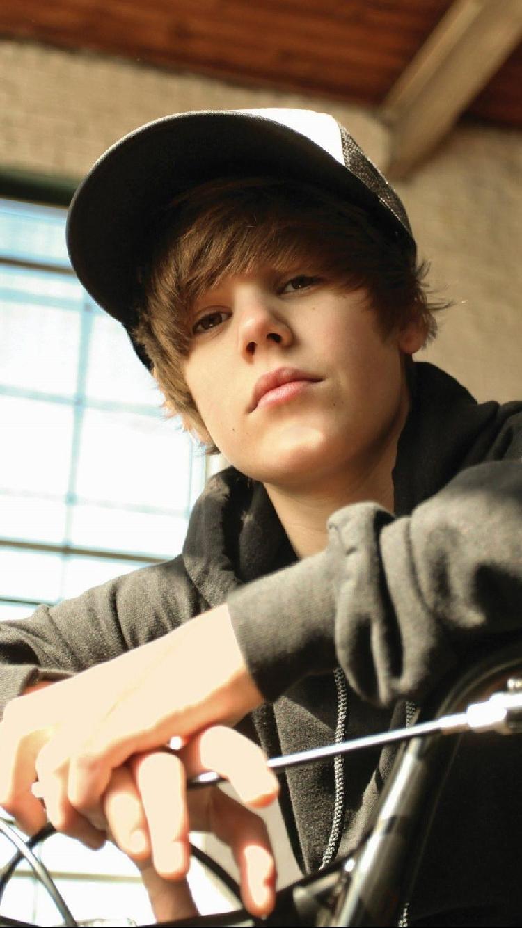 750x1334 Justin Bieber 2009 Vs 2019 HD Wallpaper