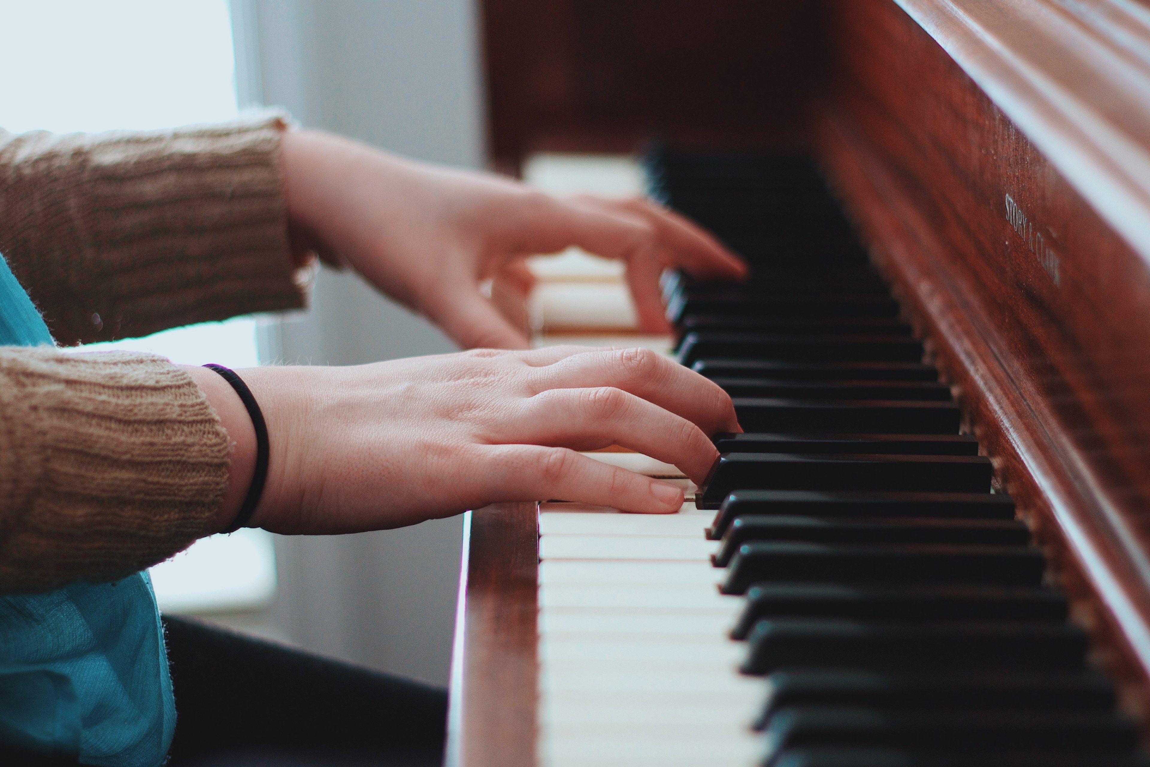 3840x2561 Pianist Wallpaper