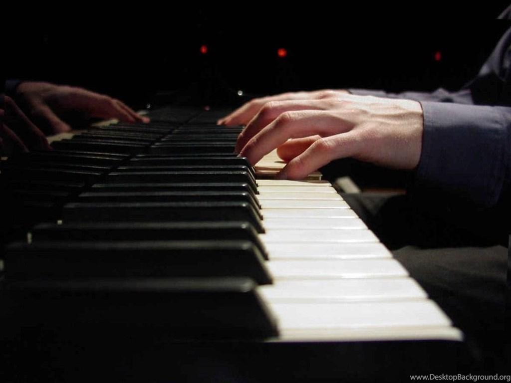 1024x768 Playing Grand Piano Wallpaper. Desktop Background