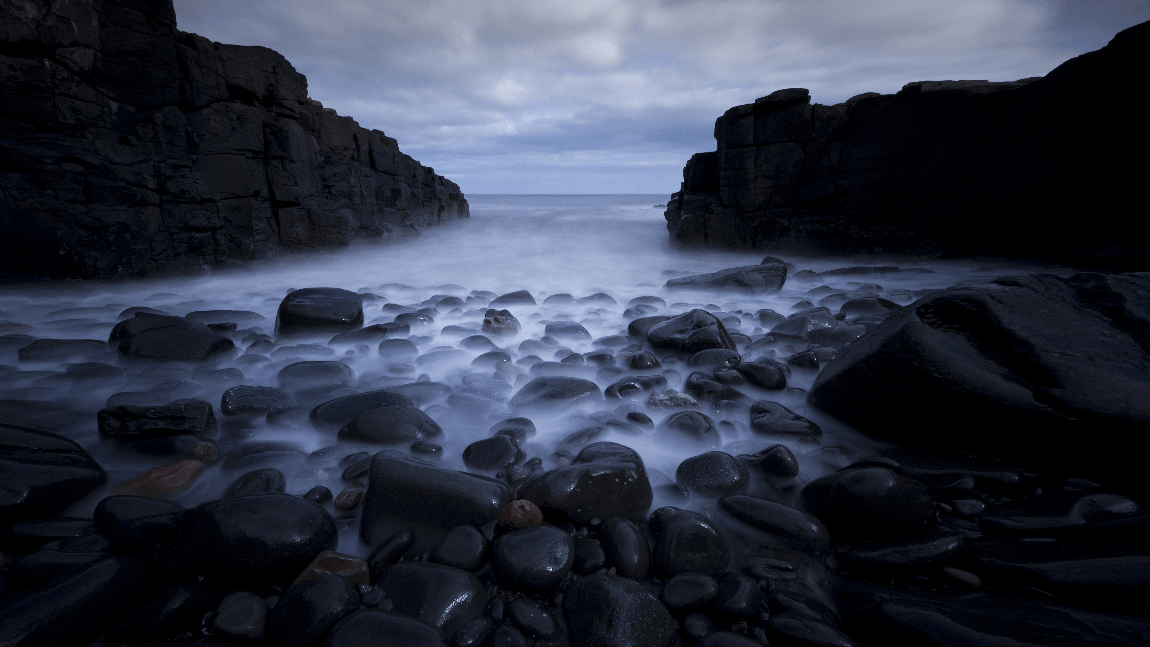 3840x2160 Dark Ocean Background