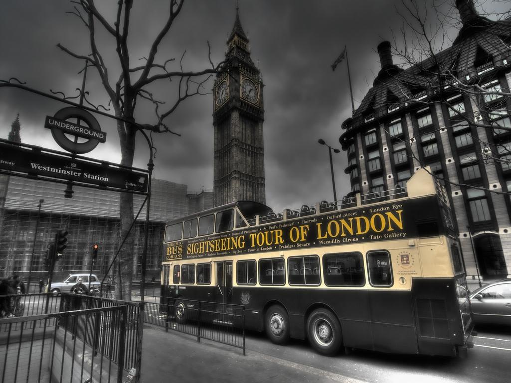 1024x768 London Black And White Wallpaper