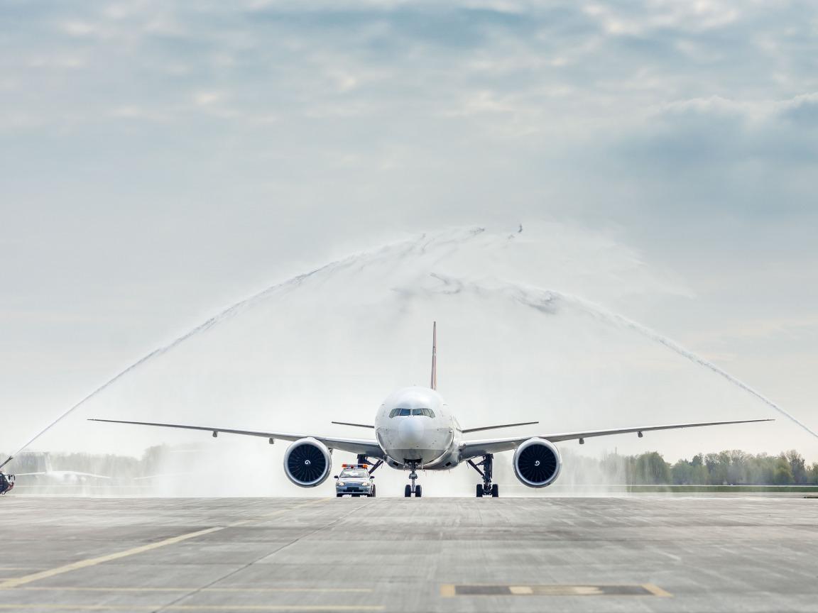 1152x864 Download wallpaper The plane, Ukraine, Kiev, Boeing Fire truck, Turkish airlines, Boryspil, Rosenbauer Panther, section aviation in resolution 1152x864