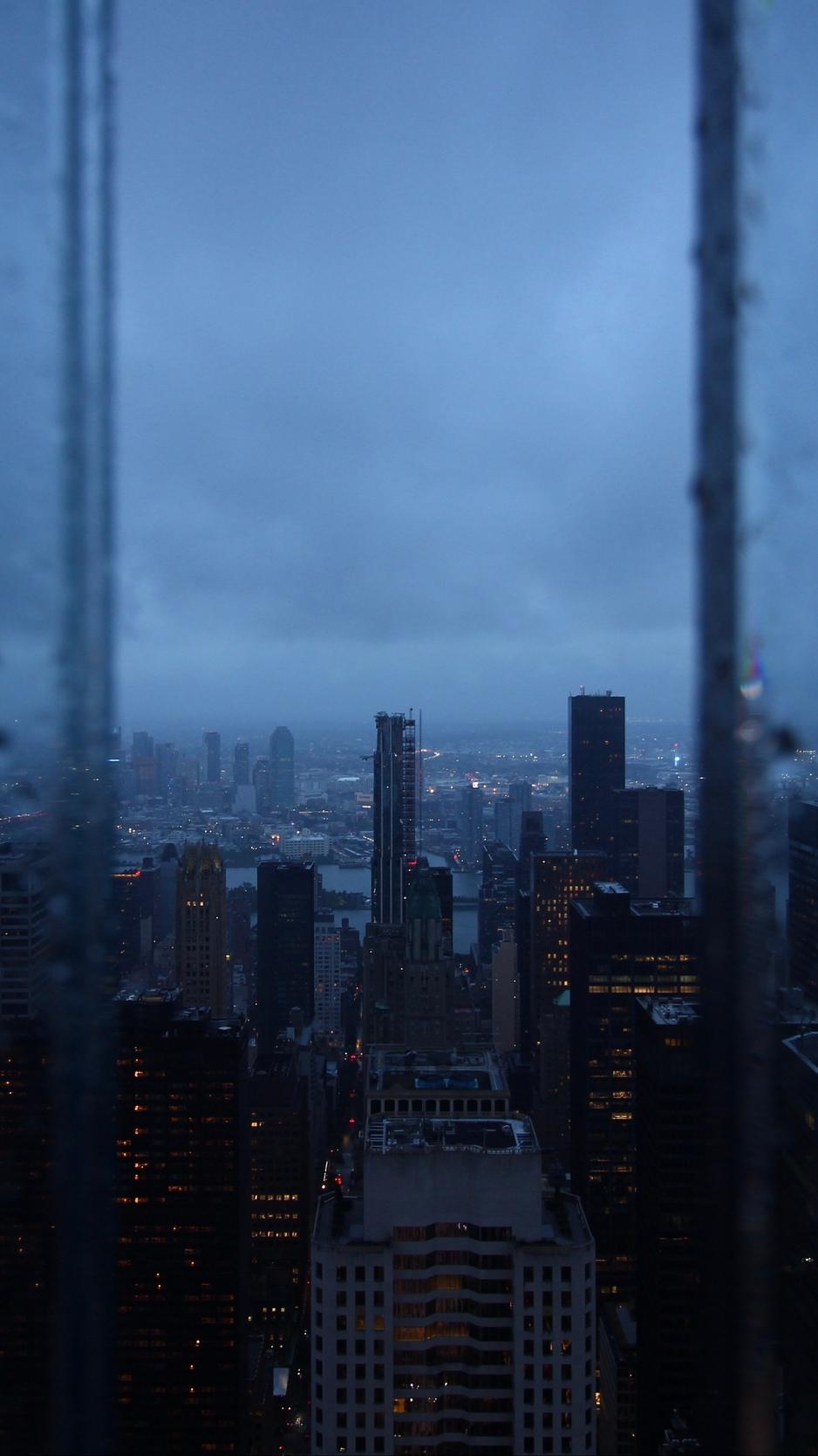 938x1668 Rainy City Night Wallpaper