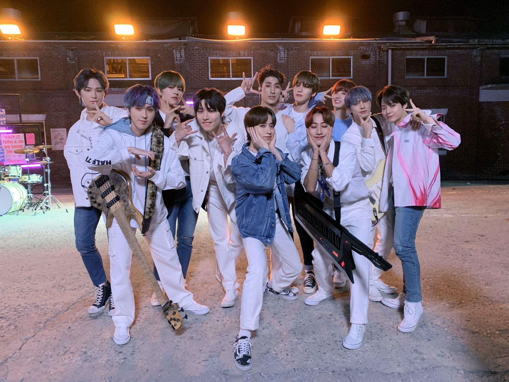 2048x1536 image about onewe