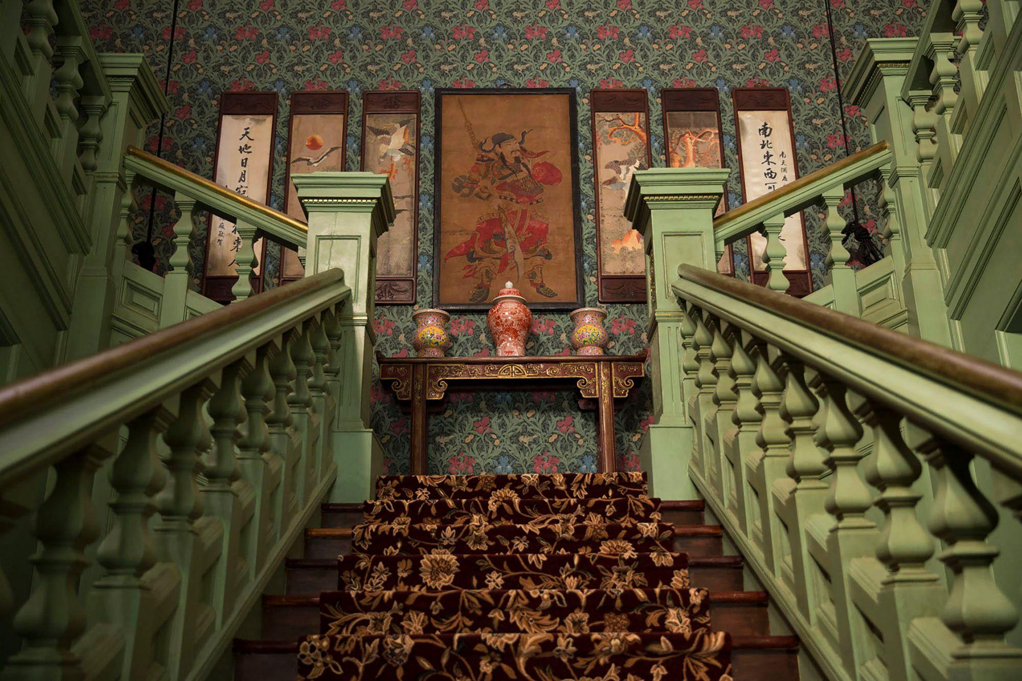 2000x1333 Crazy Rich Asians set. Crazy rich asians, Crazy rich asians house, Asian house