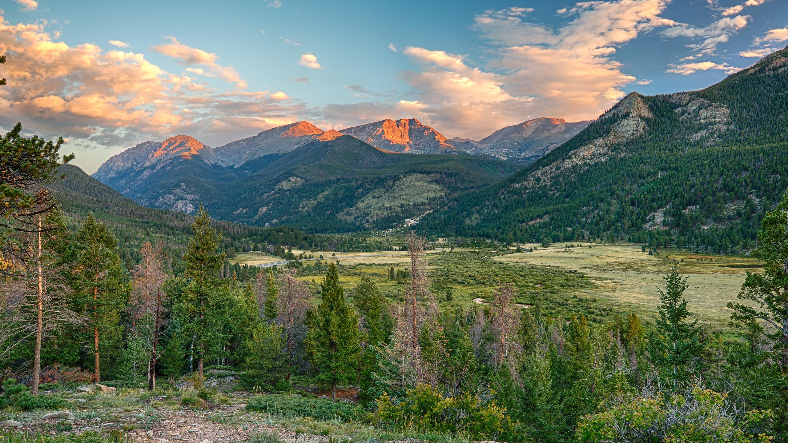 2560x1440 Sunrise at the Rocky Mountains [Wallpaper]