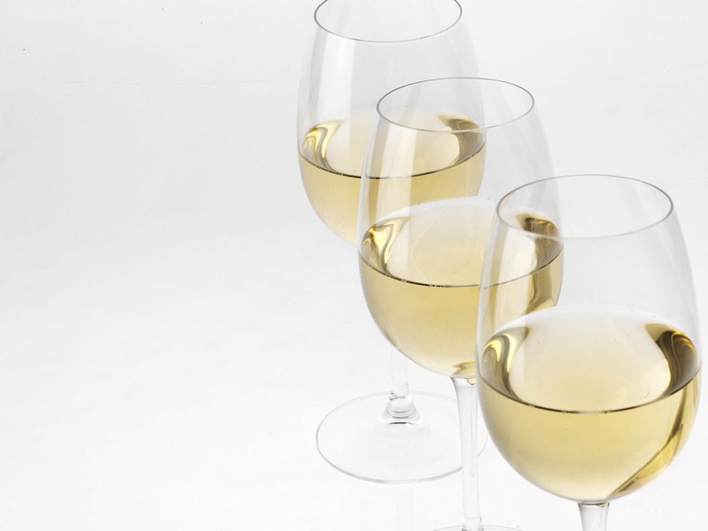 1024x768 Three white wine glasses in row on white background tablec