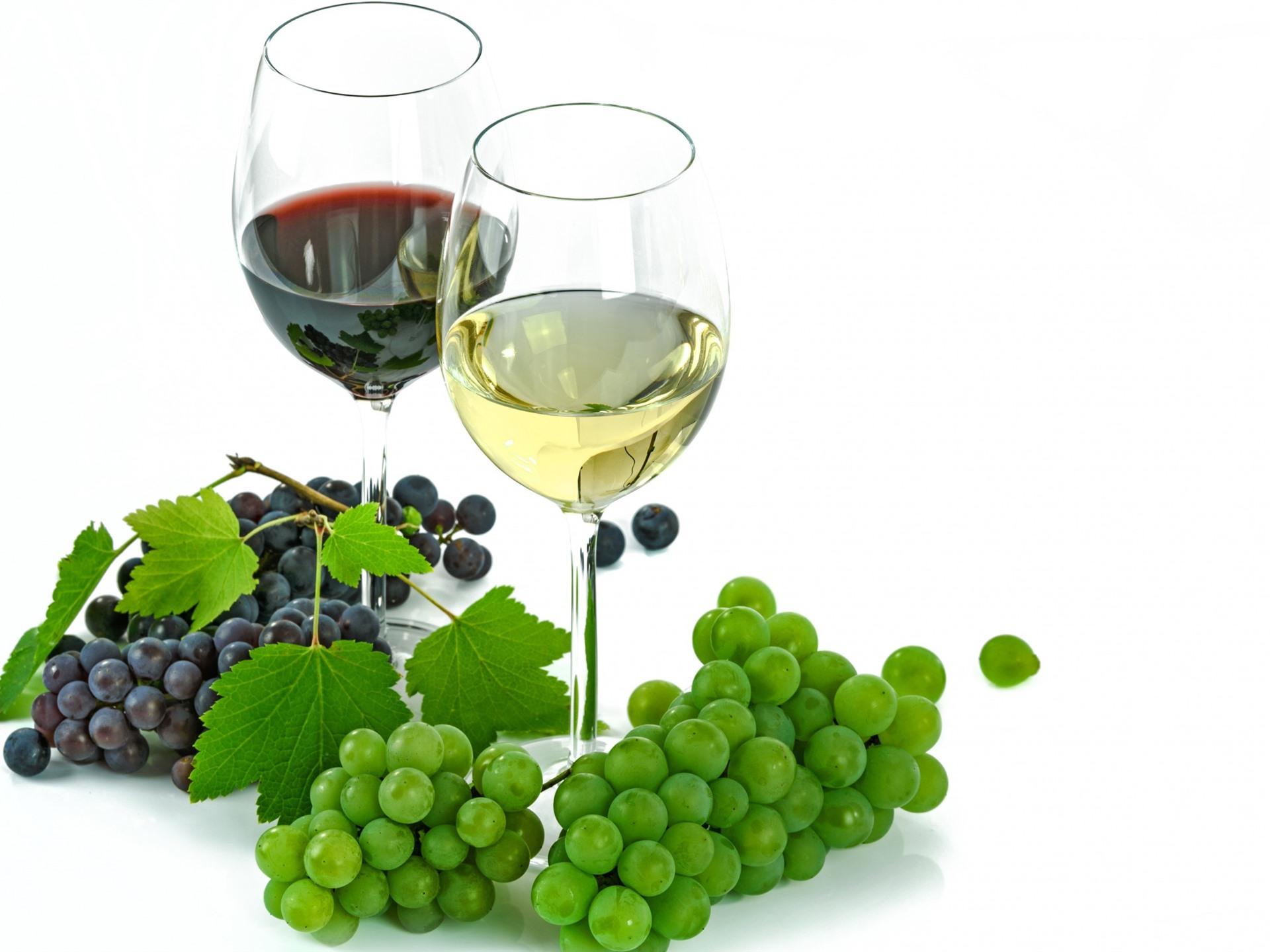 1920x1440 Wallpaper Green and red grapes, wine, red wine, glass cups, white background 2880x1800 HD Picture, Image