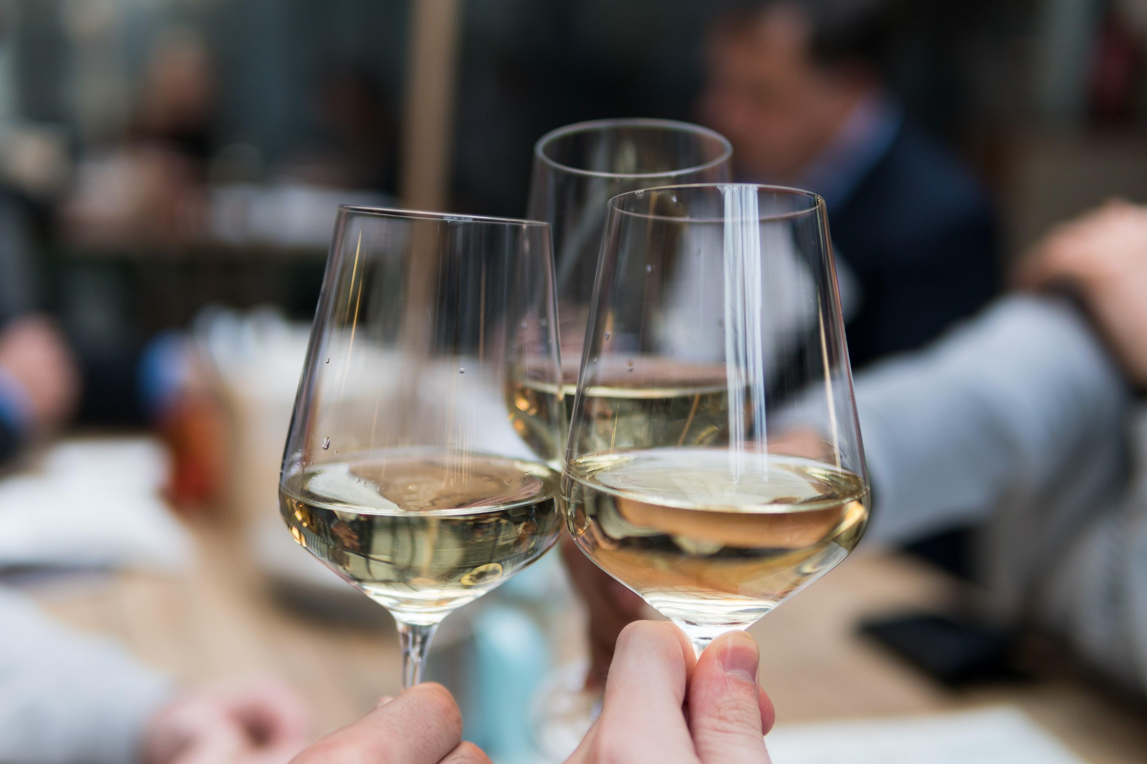 3840x2560 Wallpaper / three people clinking their wine glasses, celebrating with white wine 4k wallpaper