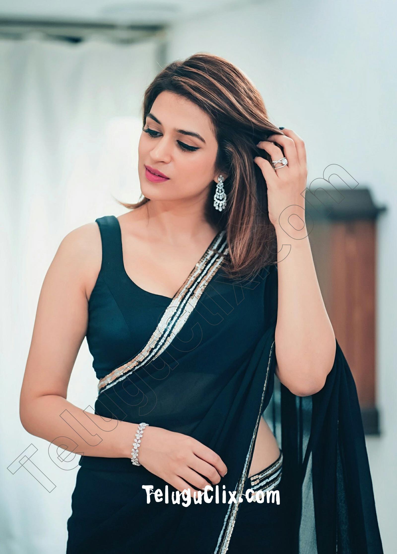 1600x2233 Shraddha Das Wallpaper