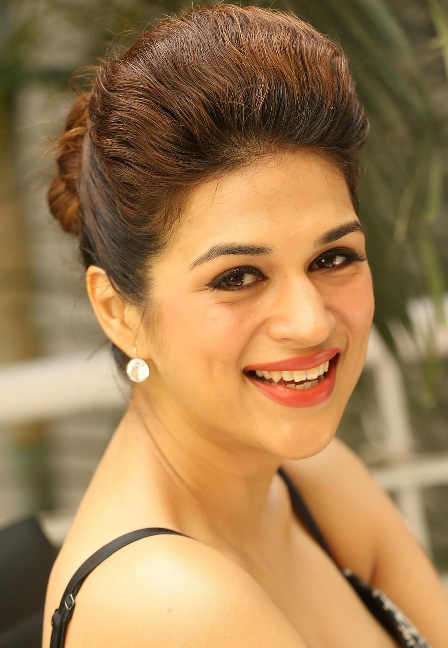 900x1300 Actress Shraddha Das Cute Smile Face CloseUp Stills