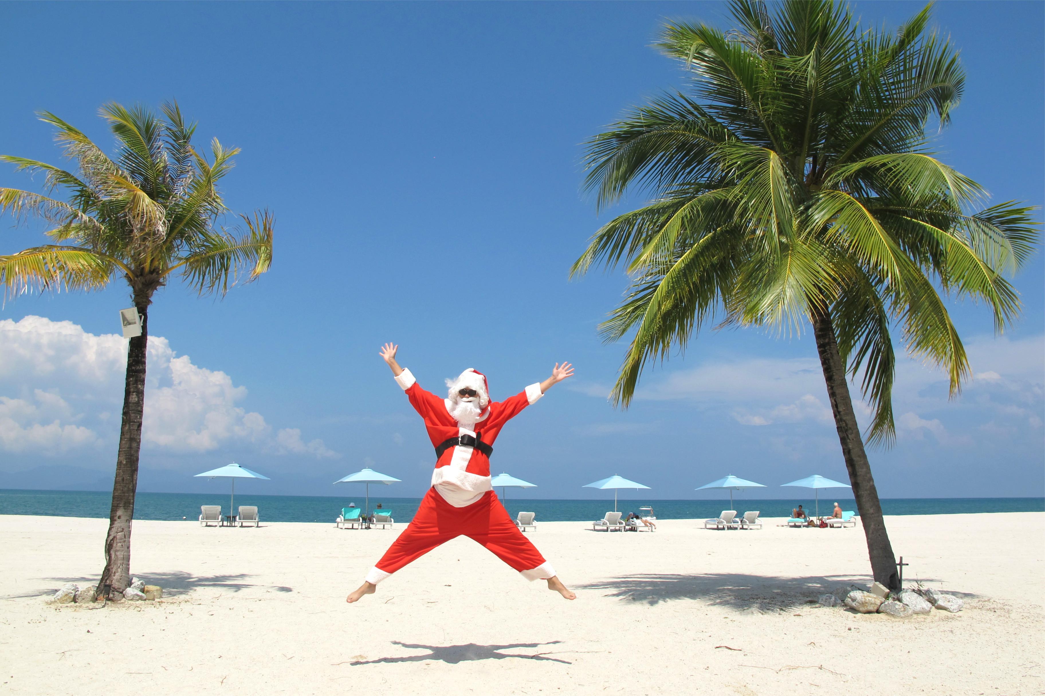 3648x2432 Christmas at the Beach Wallpaper