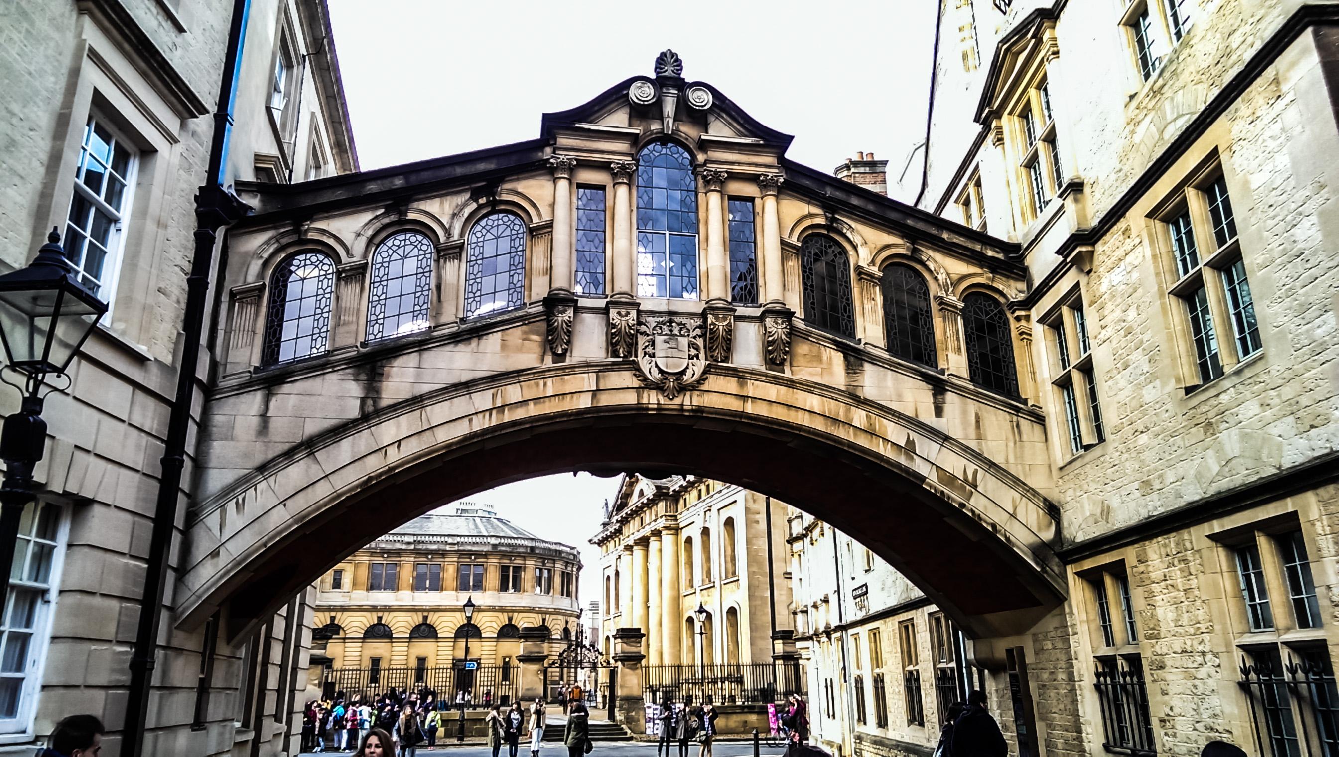 Oxford city. Сити-оф-Оксфорд. Оксфорд Британия. Средневековый город Оксфорд. Мост Хертфорд в Оксфорде.