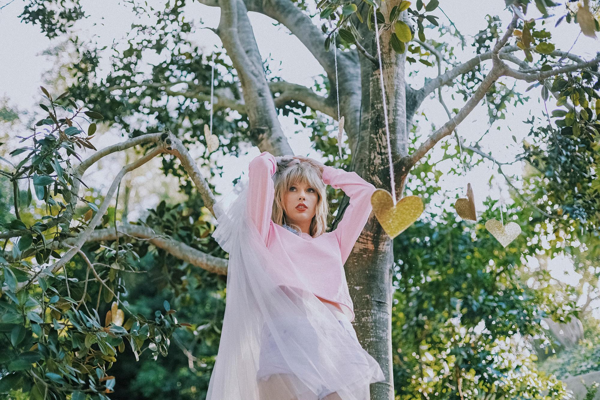 2000x1333 Taylor Swift Valheria Rocha HD Music, 4k Wallpaper, Image, Background, Photo and Picture