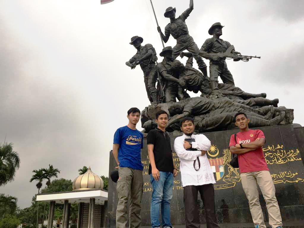 1024x768 National monument (Tugu Negara) as a symbol of Malaysian power