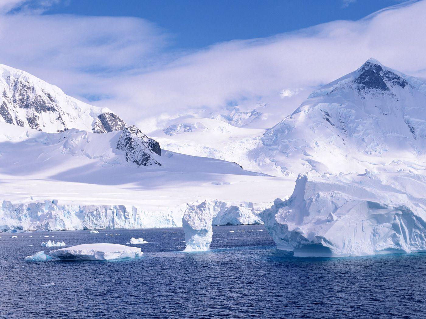 1400x1050 Download wallpaper 1400x1050 mountains, snow, ice, cold, ocean, iceberg, splinters, white standard 4:3 HD background
