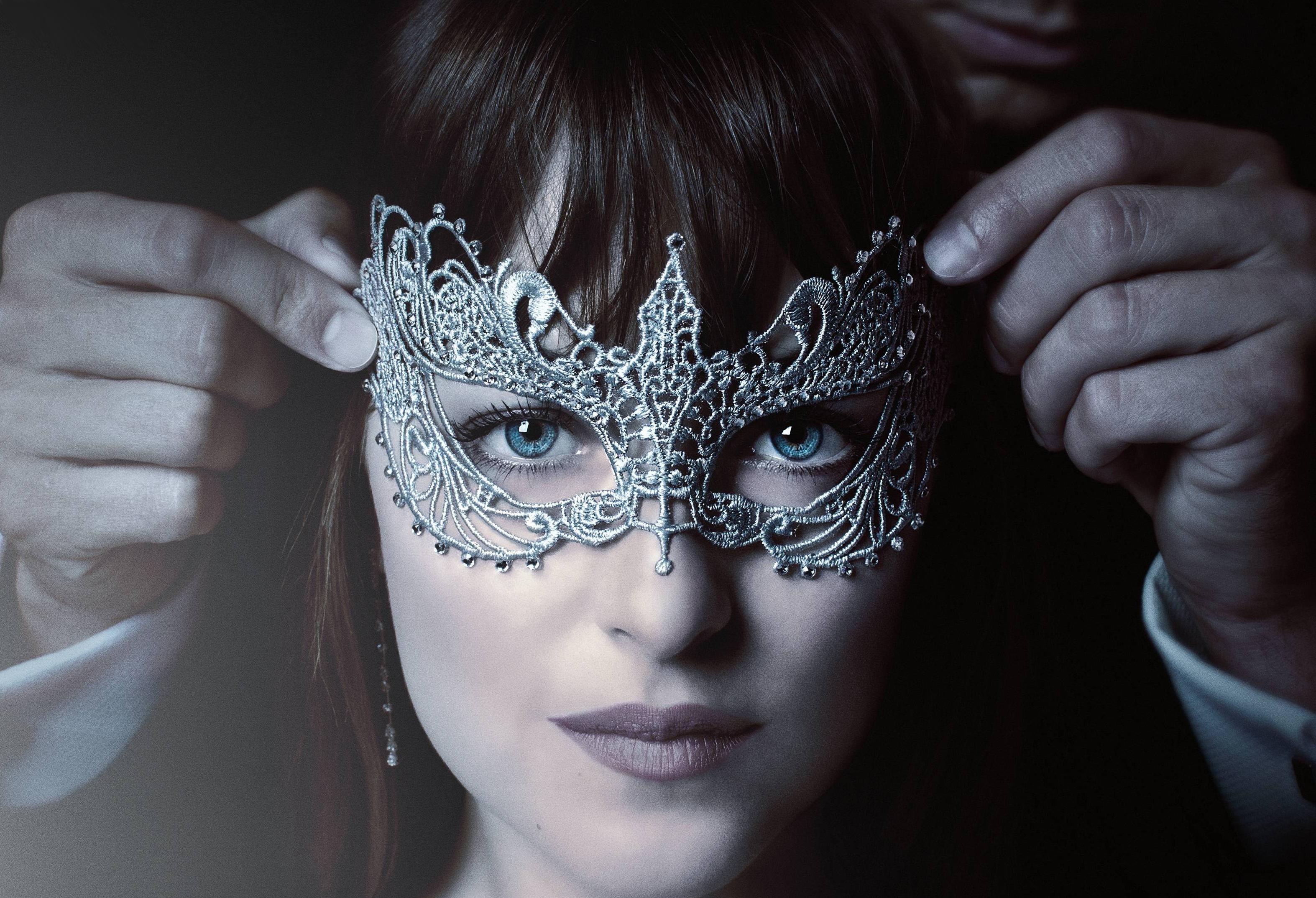 Fifty shades darker. На 50 оттенков темнее. Анастейша в маске 50 оттенков серого. 50 На пятьдесят оттенков темнее. Фифти Шадес.